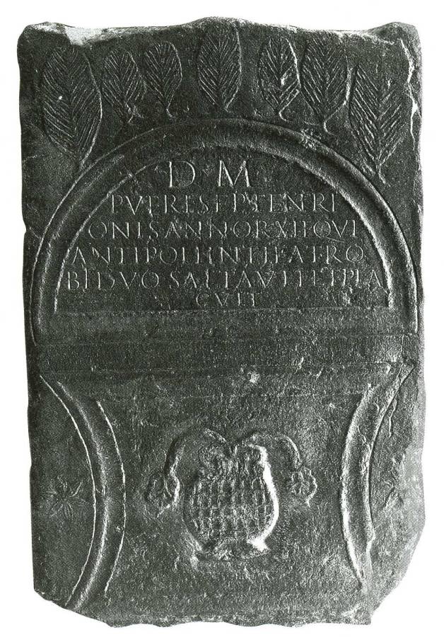 stele funeraire du petit Septentrion esclave et danseur 3eme s.p.C - Antibes.jpg